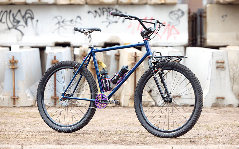 Three-quarter side view of custom built Gary Fisher HooKooEKoo single speed outside